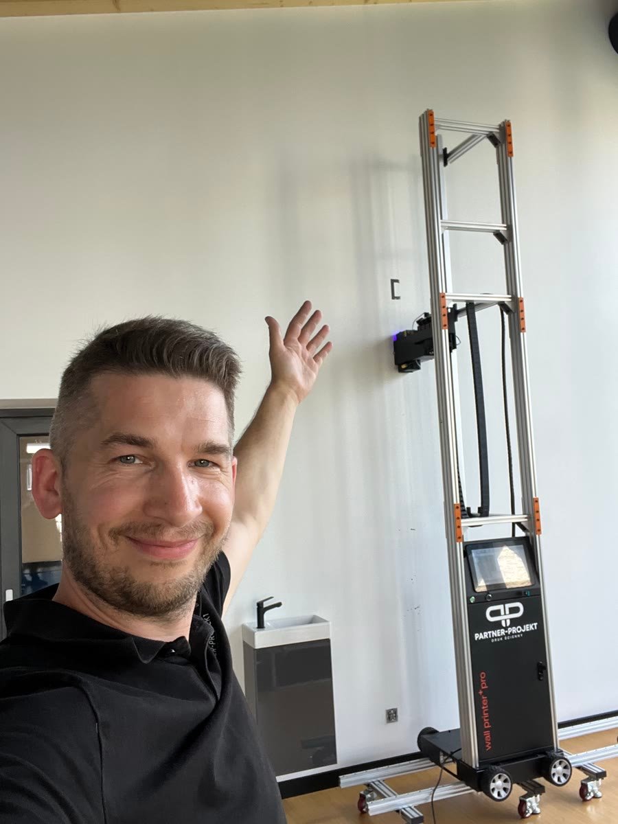 Rafał Kasztelan przy drukarce ściennej